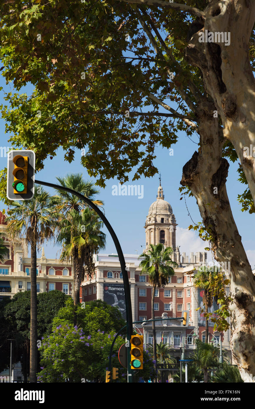 Malaga, Costa del Sol, provincia di Malaga, Andalusia, Spagna meridionale. Vista dal porto entrata verso il centro città e la cattedrale Foto Stock