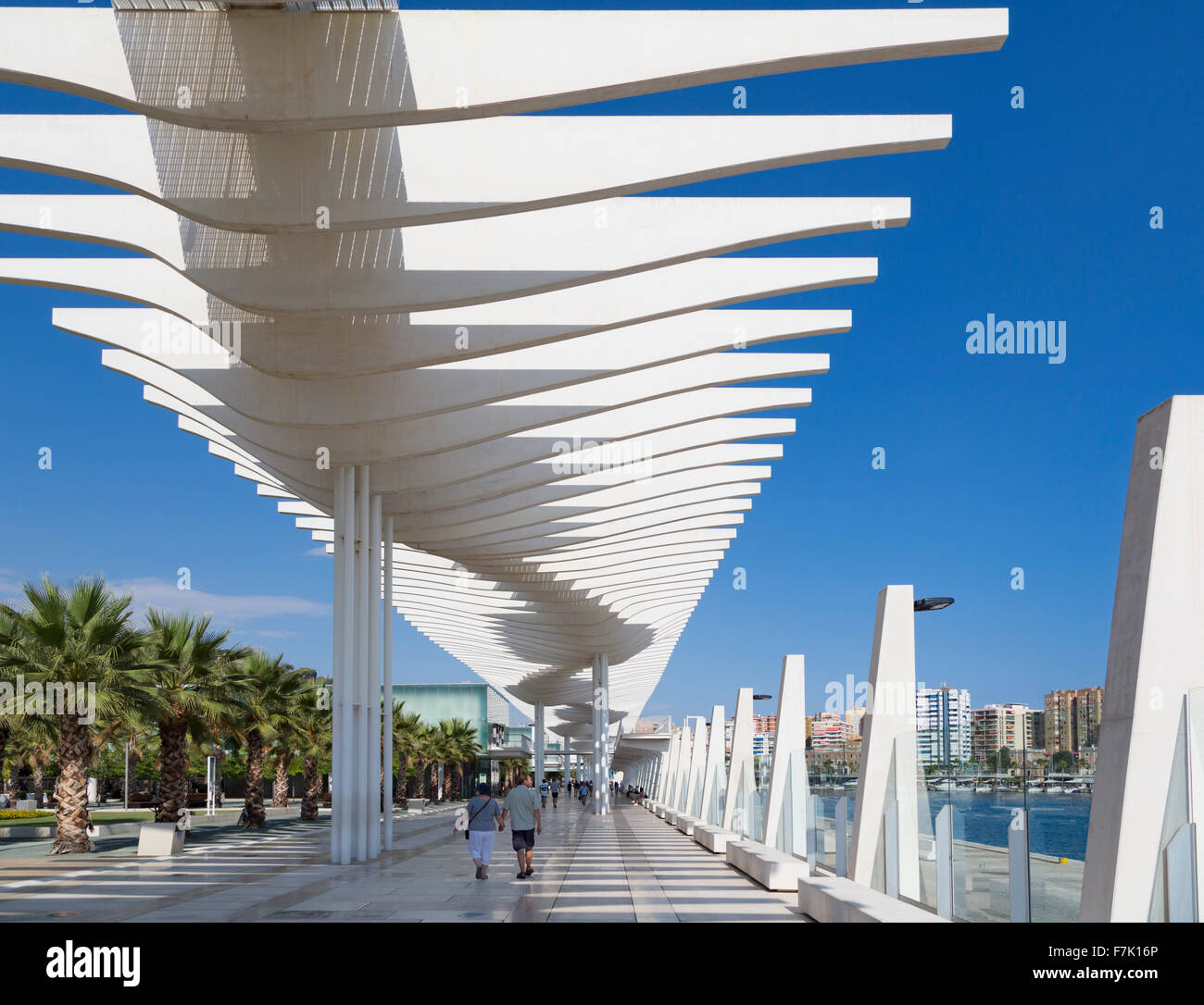 Malaga, Costa del Sol, provincia di Malaga, Andalusia, Spagna meridionale. El Muelle Onu (Dock uno). Passeggiata sul mare al porto di Malaga. Foto Stock