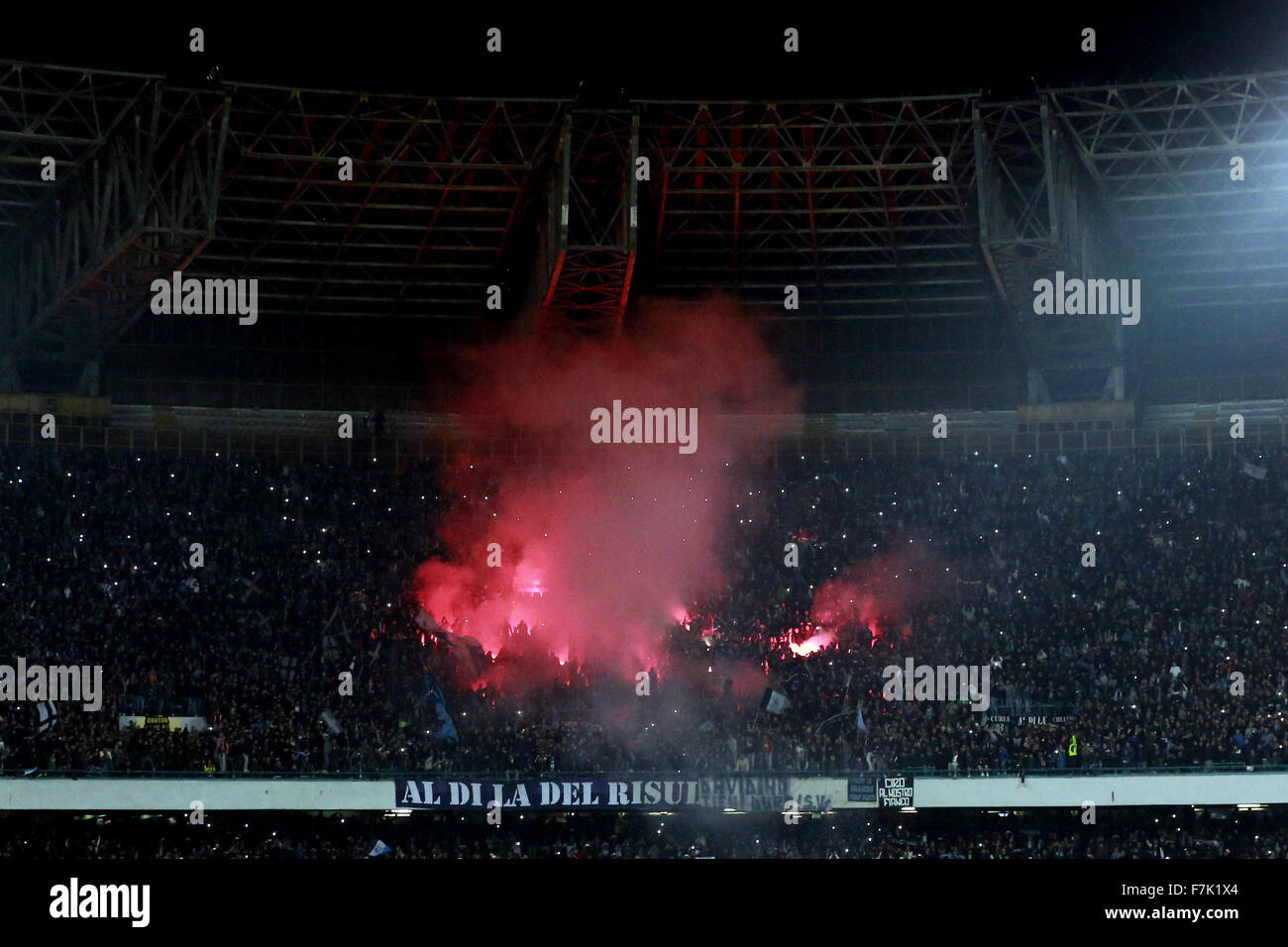 L'Italia. 30 Novembre, 2015. Napoli tifosi festeggiare la vittoria del loro team Napoli 30-11-2015 Stadio San Paolo Calcio Calcio 2015/2016 Serie A Napoli - Inter Napoli ha vinto 2-1 Credito: Insidefoto/Alamy Live News Foto Stock