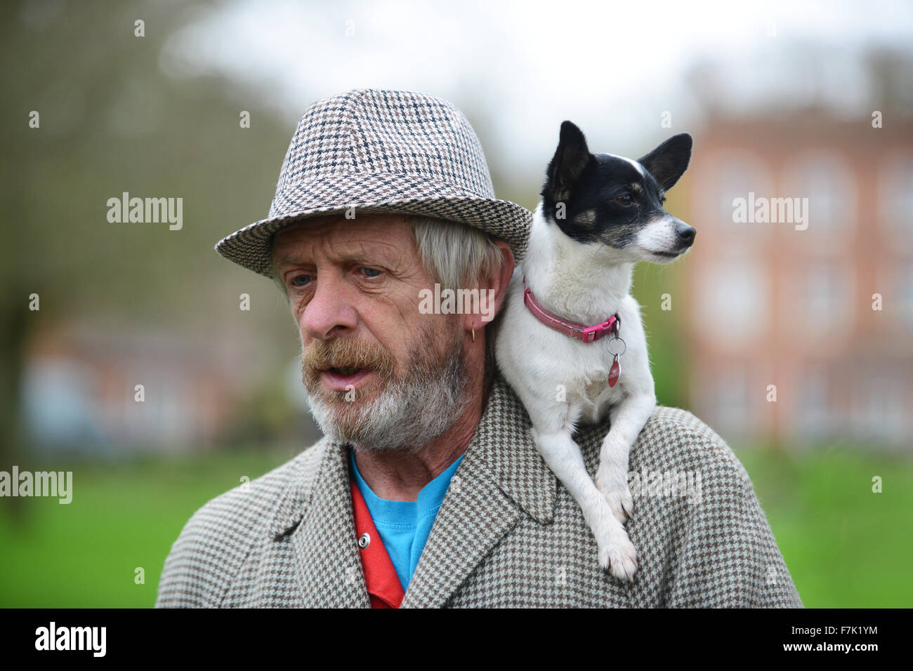 L'uomo con il suo cane sulla sua spalla divertenti animali divertenti Foto Stock