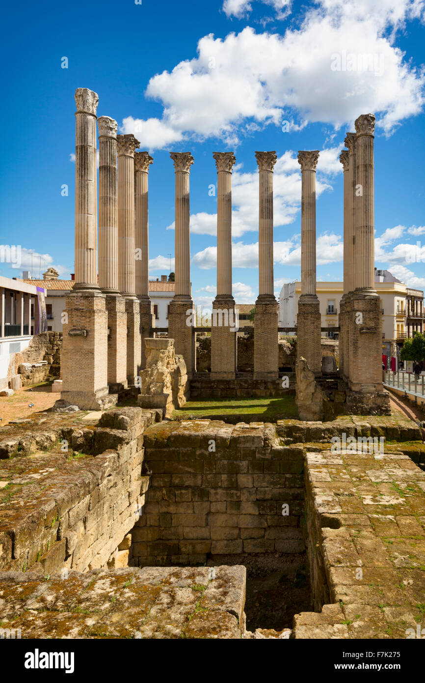 Cordoba, in provincia di Cordoba, Andalusia, Spagna meridionale. Colonne con capitelli corinzi del I secolo d.c. il tempio romano. Foto Stock