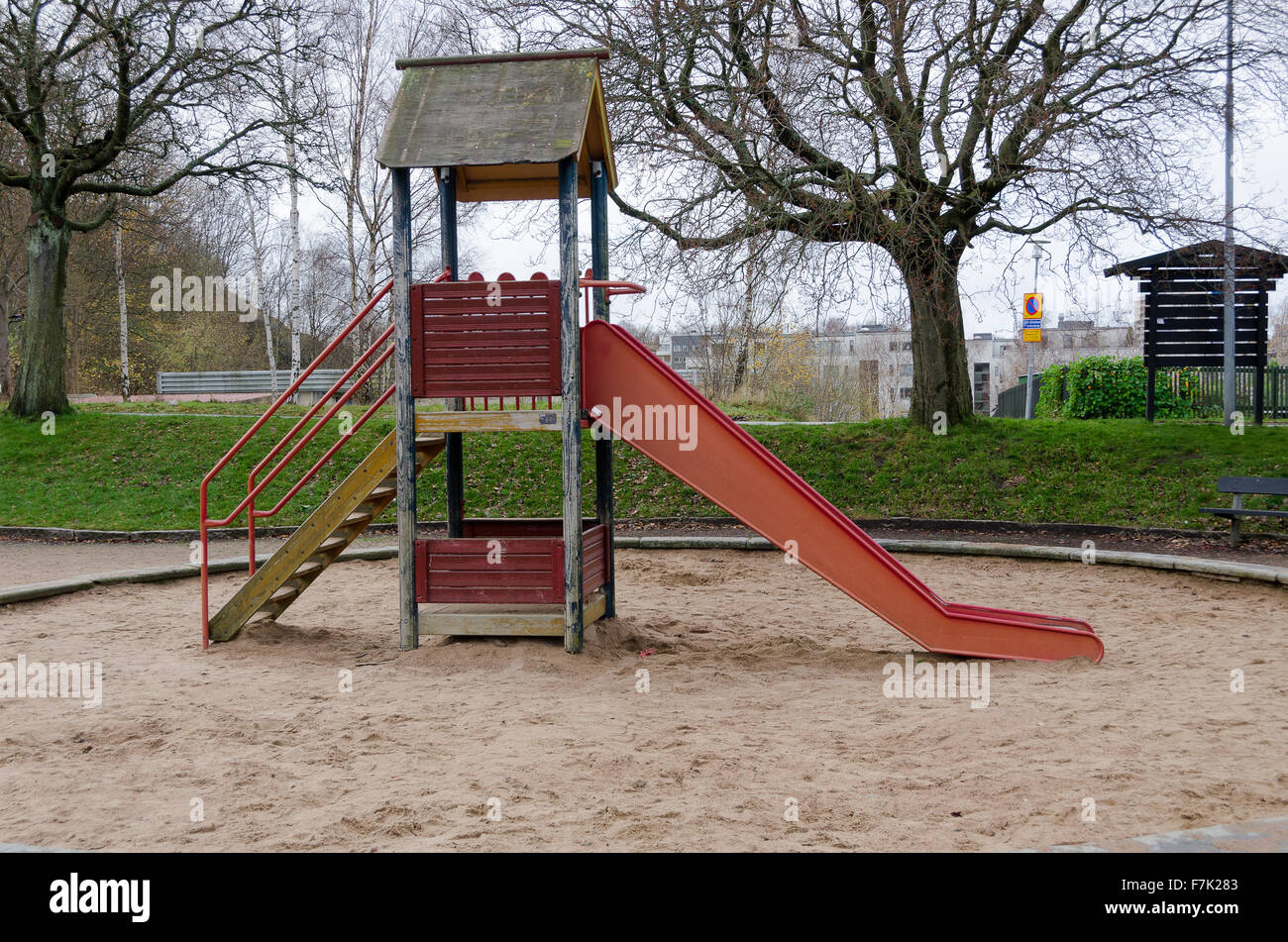 Parco giochi con scivolo e una scala Foto Stock