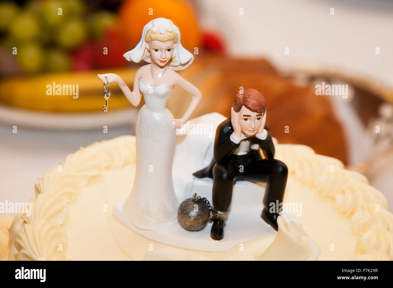 Wedding cake topper divertenti, sposa tenendo premuto i tasti della sfera  con cui egli ha una cordata sposo Foto stock - Alamy