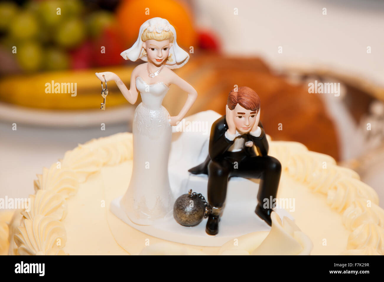 YUMILI Topper Decorativo per Torta Nuziale in Ceramica - Resina Artificiale Coppia di sposi così Innamorati, Coppia Che Si bacia Topper per Torta per Decorazioni Nuziali domestiche