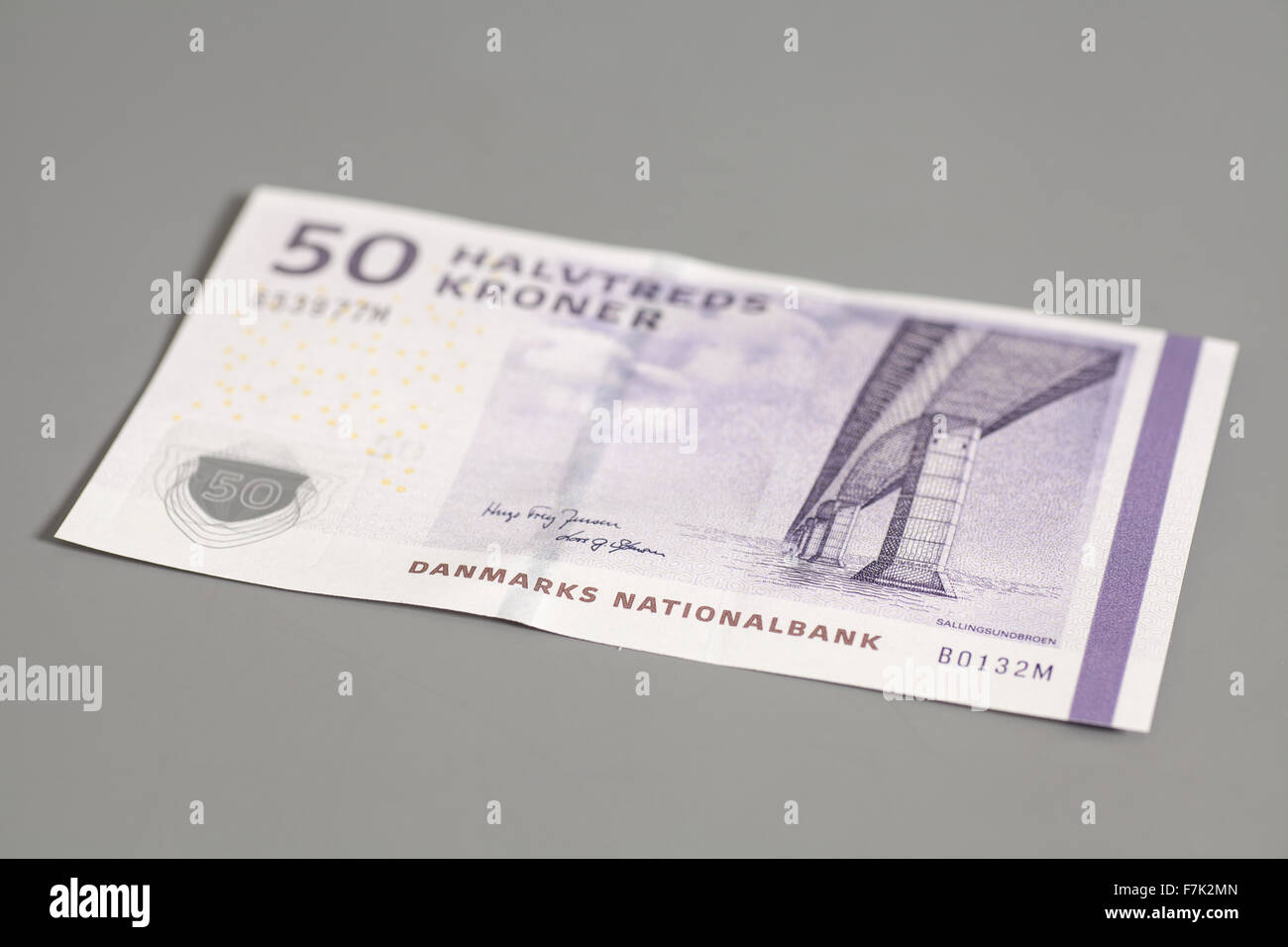 50 corona danese banconota su sfondo grigio Foto Stock