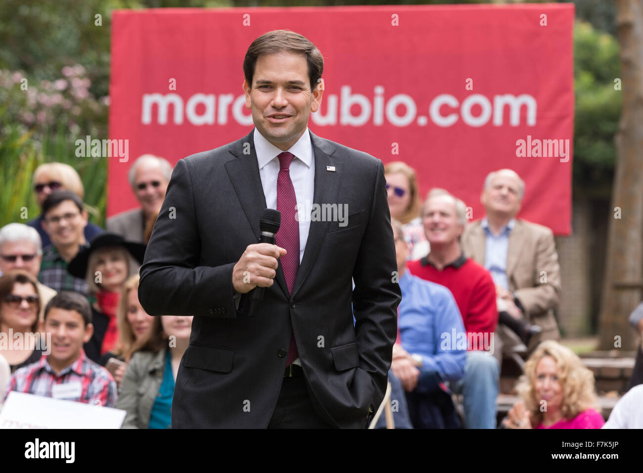 Charleston, Carolina del Sud, Stati Uniti d'America. Il 1 dicembre del 2015. Il senatore e GOP candidato presidenziale Marco Rubio reagisce ad una domanda sulla legalizzazione della marijuana da 79-anno-vecchio Elease Pickens durante il bullo pulpito serie town hall presso il College of Charleston Dicembre 1, 2015 a Charleston, Carolina del Sud. La donna anziana sorprende il pubblico con il suo sostegno ma Rubio si oppone alla legalizzazione. Foto Stock