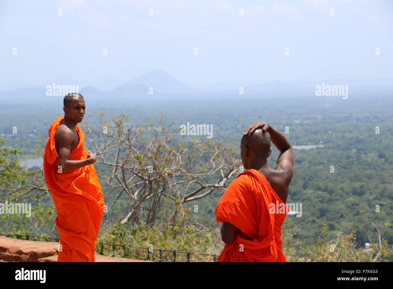 I monaci ammirando la vista. Sigiriya, Sri Lanka Foto Stock
