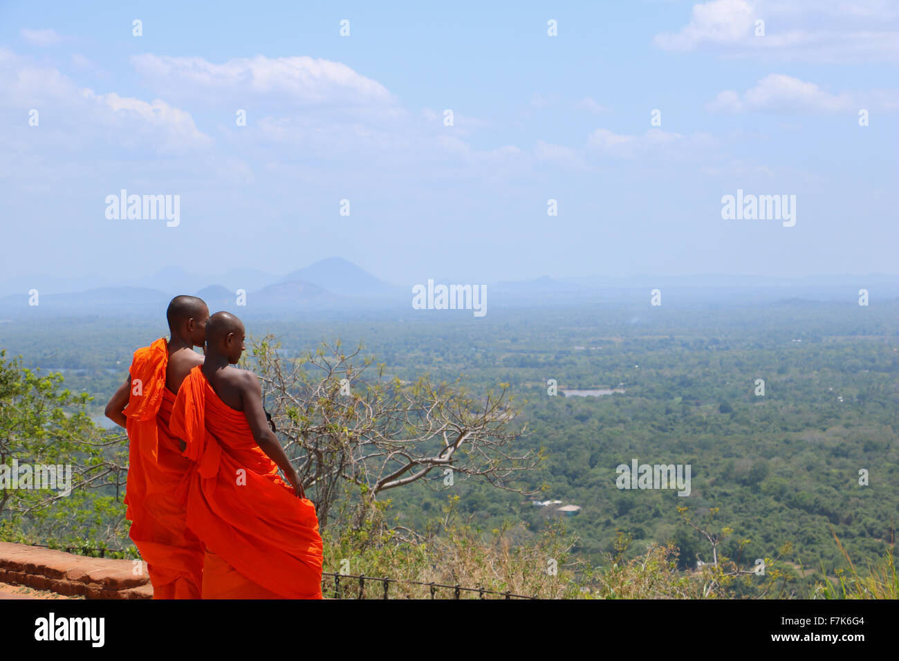 I monaci ammirando la vista. Sigiriya, Sri Lanka Foto Stock