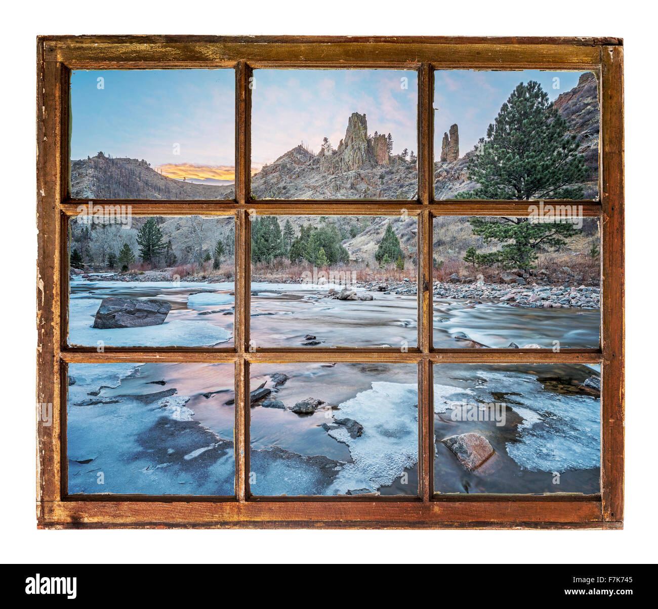 Concetto di viaggio o un biglietto di auguri da Colorado - Poudre fiume in inverno come visto attraverso vintage, grunge, finestra ad anta con dir Foto Stock