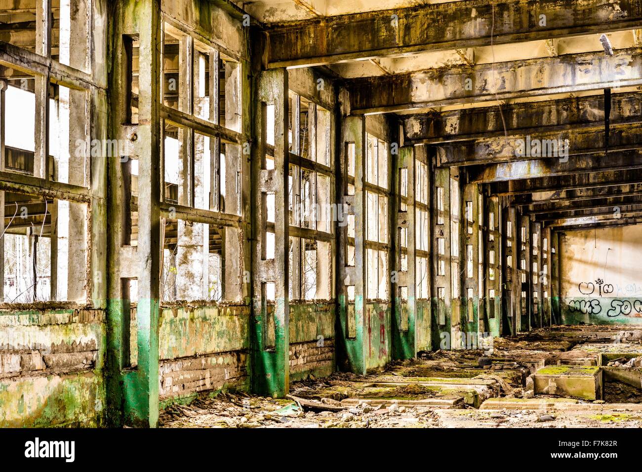 Interno della vecchia fabbrica distrutta Foto Stock