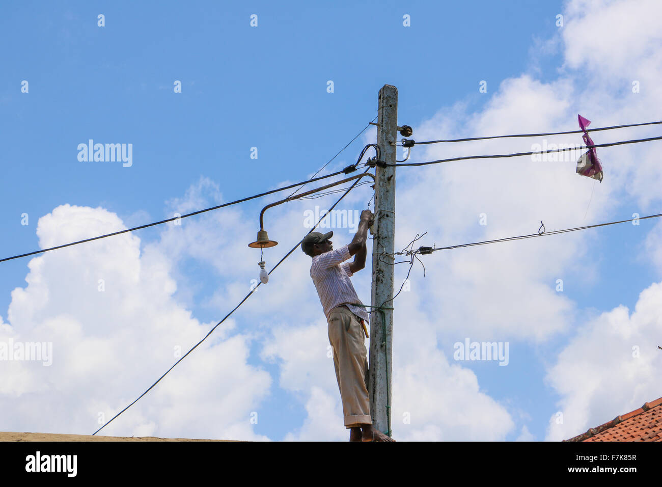 In un duro lavoro che fissa una linea telefonica. Galle, Sri Lanka. Foto Stock