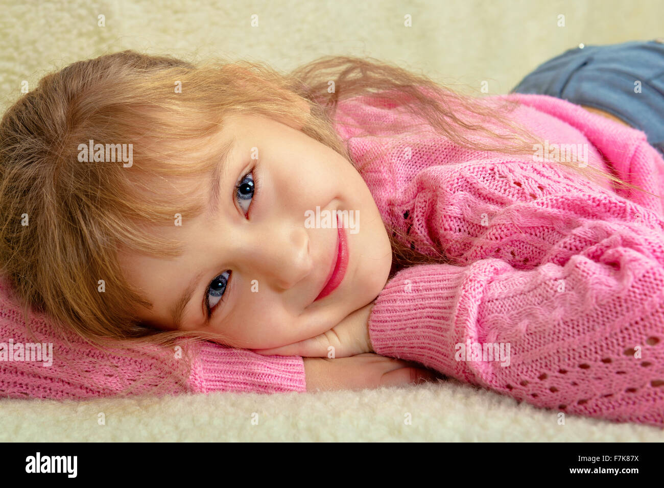 Ritratto di una bella sorridente bambina Foto Stock