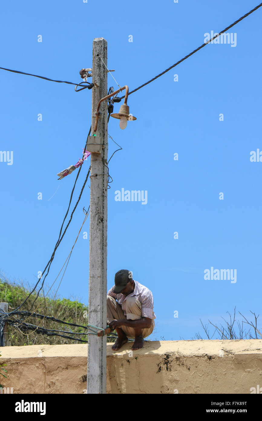 In un duro lavoro che fissa una linea telefonica. Galle, Sri Lanka. Foto Stock