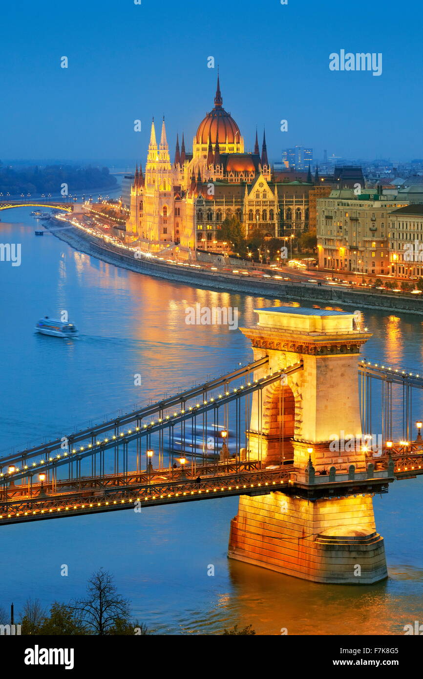 Parlamento ungherese - Vista sul Ponte delle Catene e il Palazzo del Parlamento, il fiume Danubio, Budapest, Ungheria Foto Stock