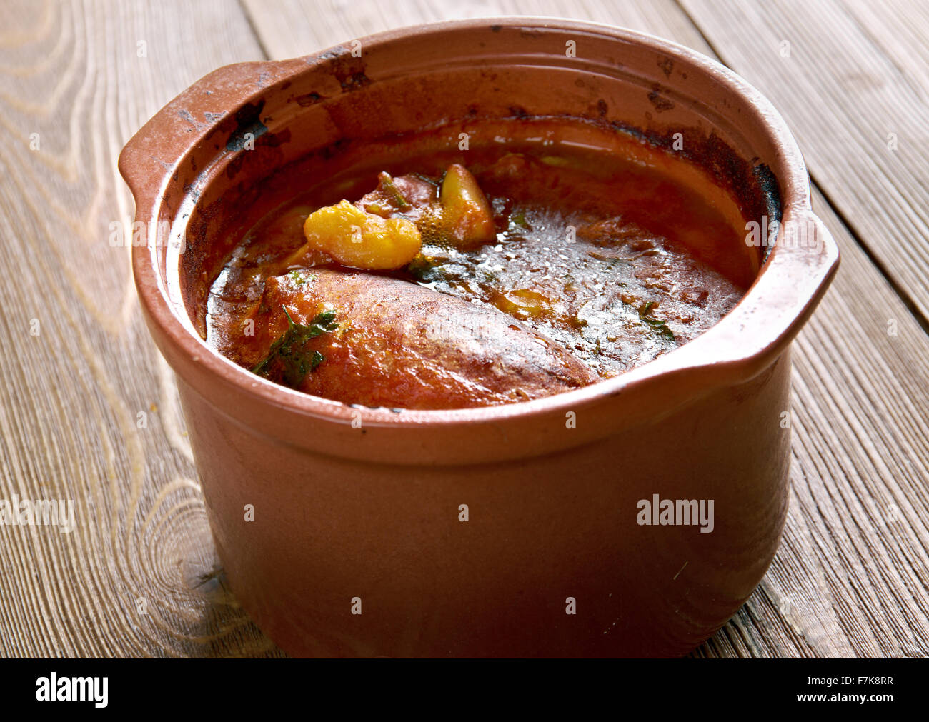 Cassoulet de Castelnaudary - slow-cotto in casseruola originari del sud della Francia, contenenti carne (tipicamente salsicce di maiale Foto Stock