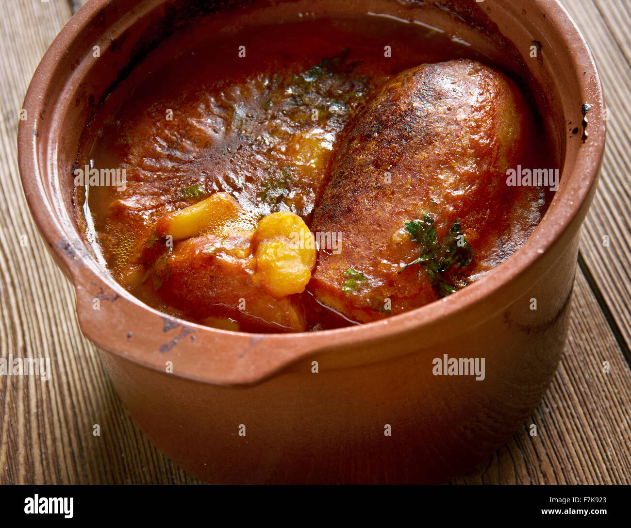 Cassoulet de Castelnaudary - slow-cotto in casseruola originari del sud della Francia, contenenti carne (tipicamente salsicce di maiale Foto Stock