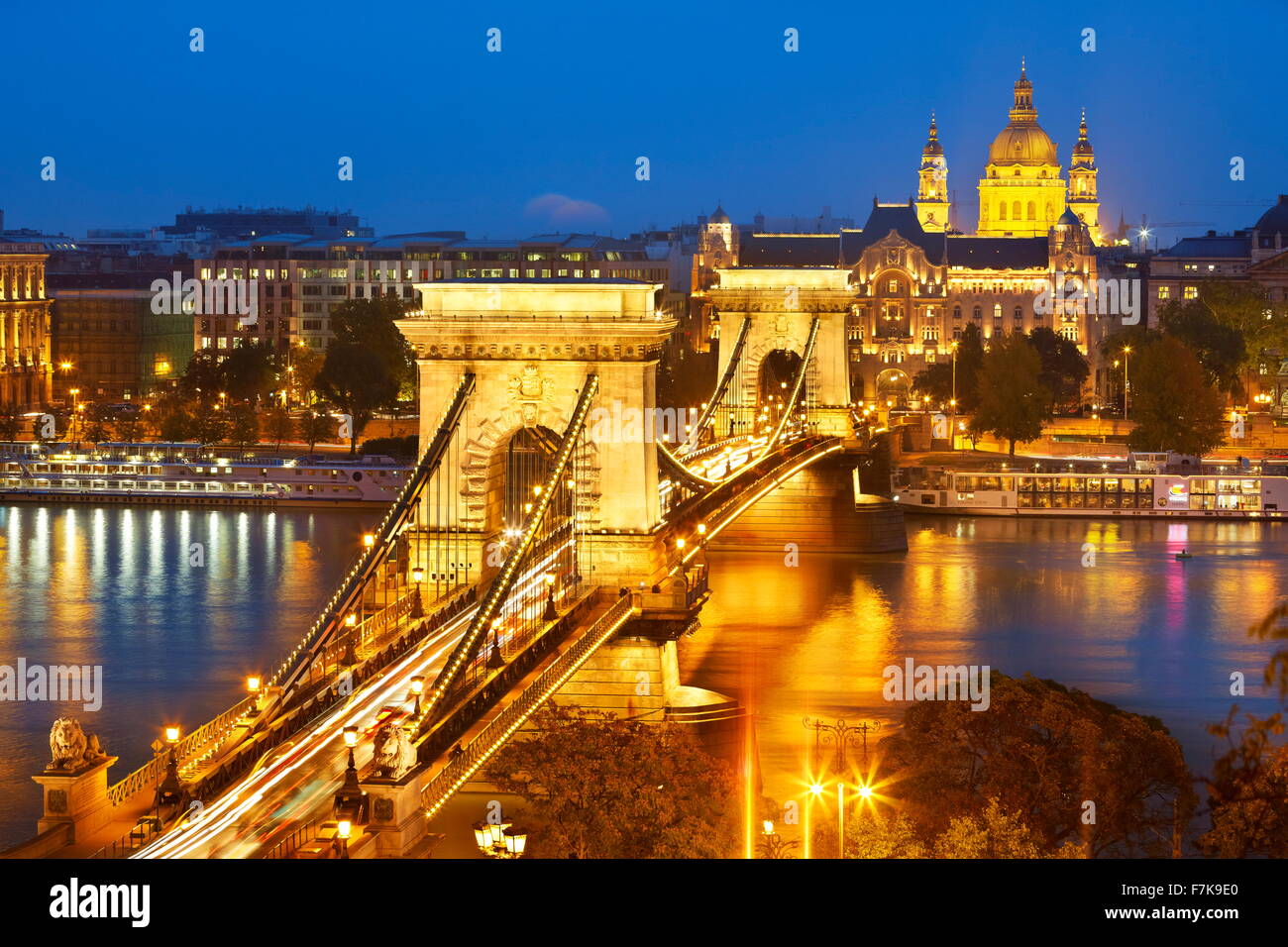 Budapest - Vista in ungherese Ponte Catena e St Stephen Basilica di notte, Budapest, Ungheria Foto Stock