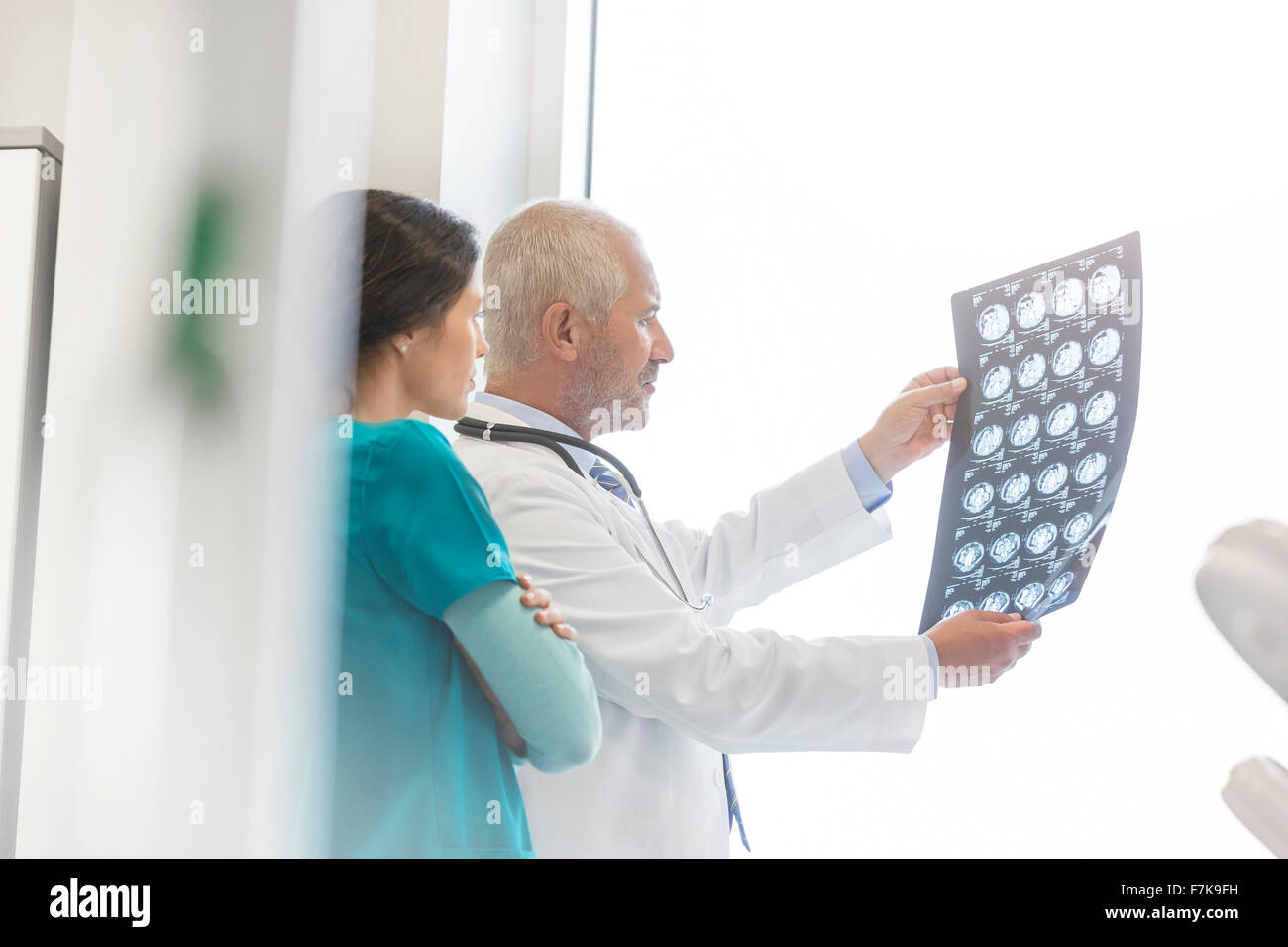 Medico e infermiere rivedendo i raggi x nell'ufficio del medico Foto Stock