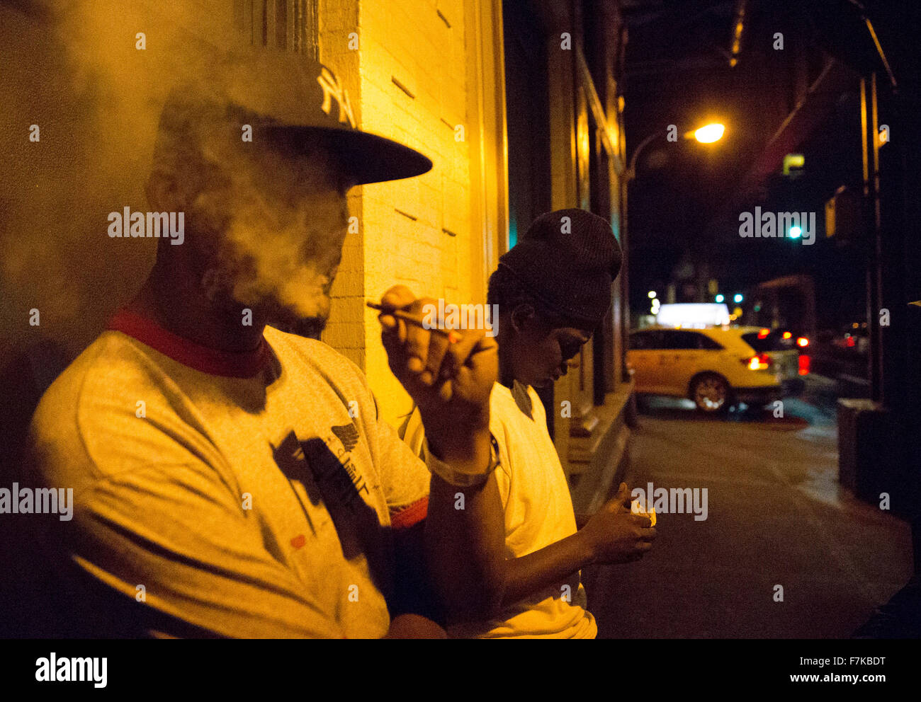 Settembre, Xi 2015, New York, NY : gli utenti del farmaco K 2 fumo apertamente su una zona di Harlem noto come ' K 2 alleato. ' K 2 Foto Stock