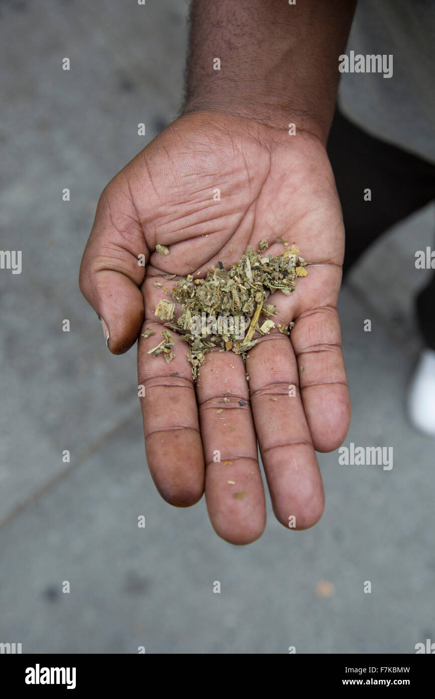 Il 4 settembre, 2015, New York, NY, STATI UNITI D'AMERICA : due uomini sul 125th St in Harlem fumare il farmaco noto come K 2 conosciuto anche come ' Spezie. ' K 2 Foto Stock