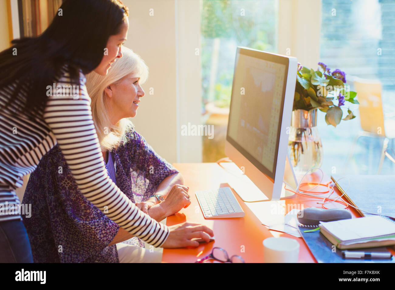 Madre e figlia tramite il computer Foto Stock