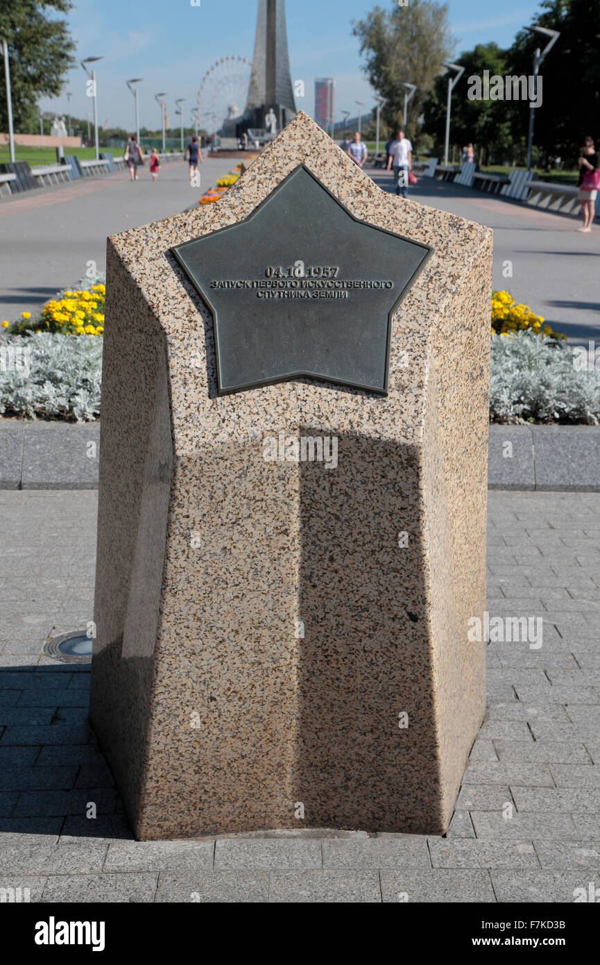 La Sputnik I (4 ottobre 1957) marcatore memorial vicino al monumento per i conquistatori di spazio a Mosca, in Russia. Foto Stock