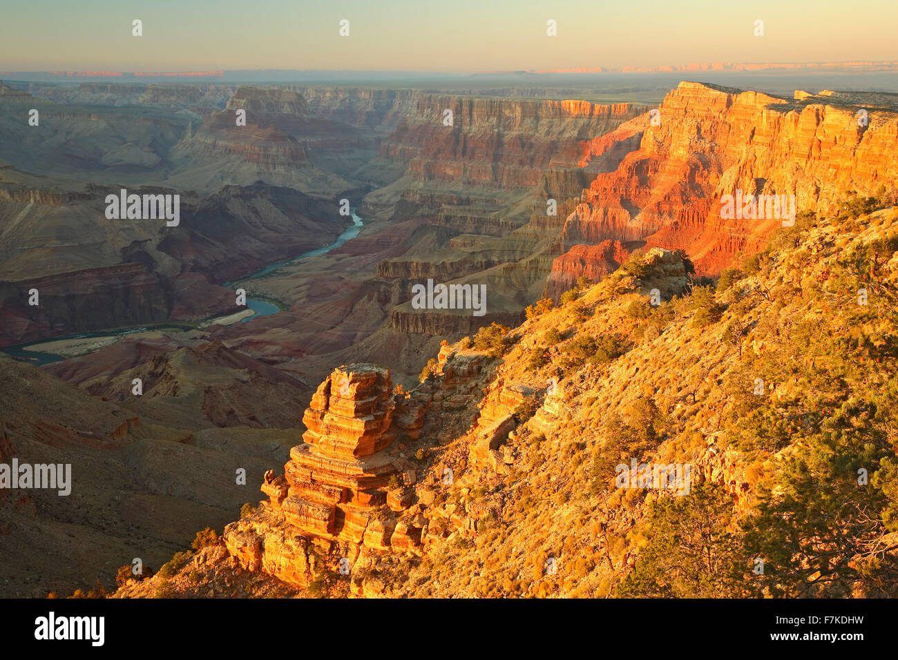 Il fiume Colorado e le pareti del canyon dalla vista del deserto si affacciano, il Parco Nazionale del Grand Canyon, Arizona USA Foto Stock