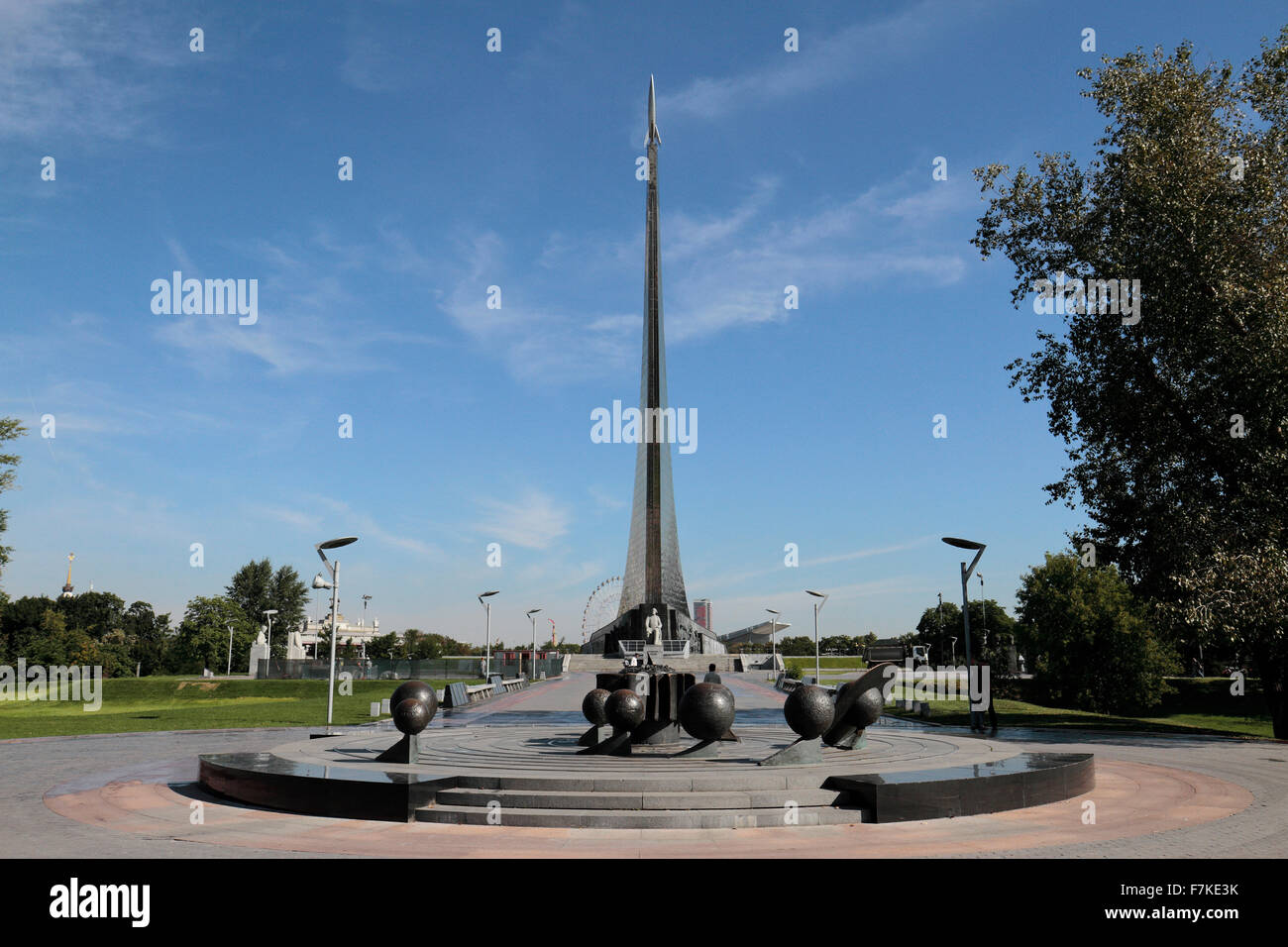 Il Monumento ai conquistatori di spazio a Mosca, in Russia. Foto Stock