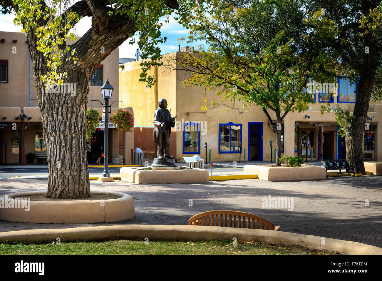 Una vista della piazza della città vecchia circondata da missione spagnola stile edifici adobe. La statua è di uno dei fondatori di UAT Foto Stock