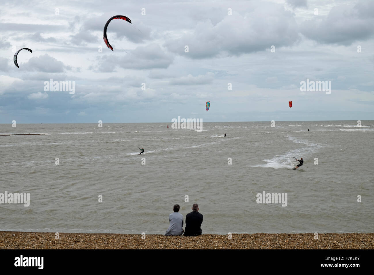 Il kite surf Shingle Street Suffolk REGNO UNITO Foto Stock