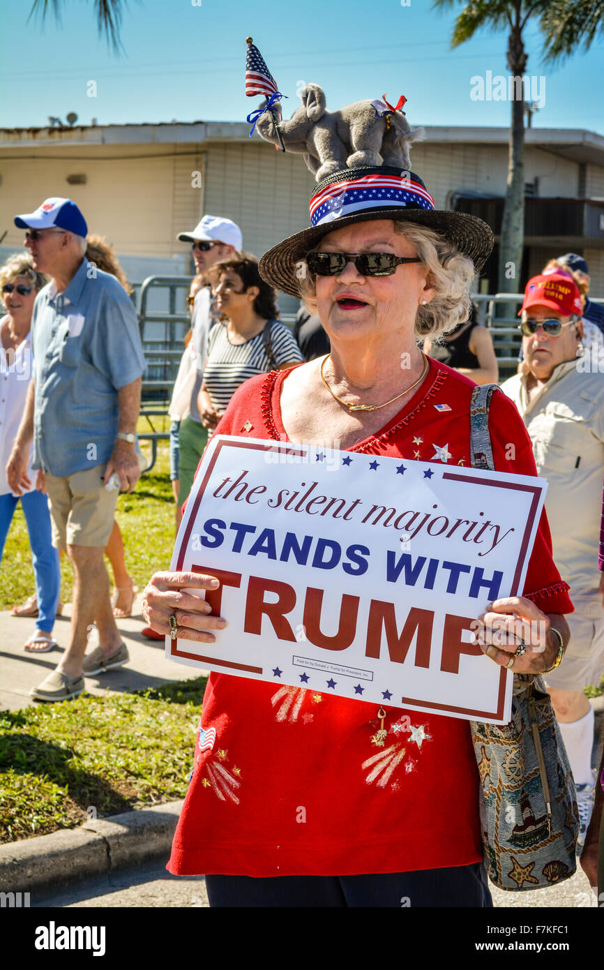 Senior donna divertente con elephant hat Holding firmano il supporto di Donald Trump per Presidente assiste il repubblicano politica dei rally in FL Foto Stock