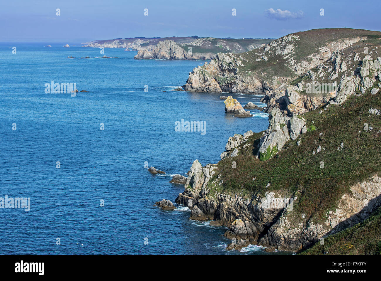 Scogliere sul mare A la Pointe de Penharn, Cléden-Cap-Sizun, Finistère Bretagna, Francia Foto Stock