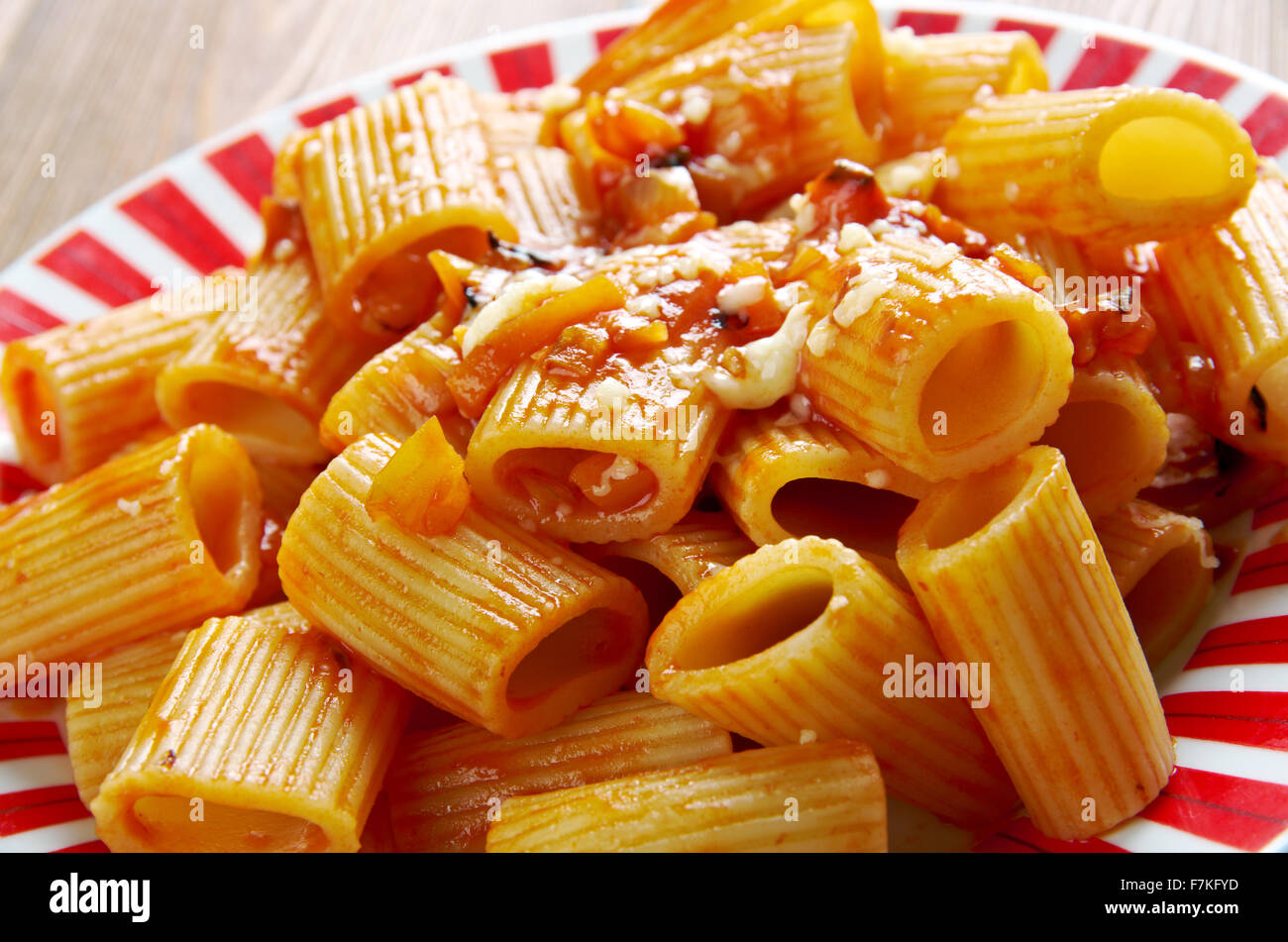 I rigatoni con la pajata - piatto classico della cucina romana.pajata è stufati in una tipica salsa di pomodoro e servita con i rigatoni. Foto Stock