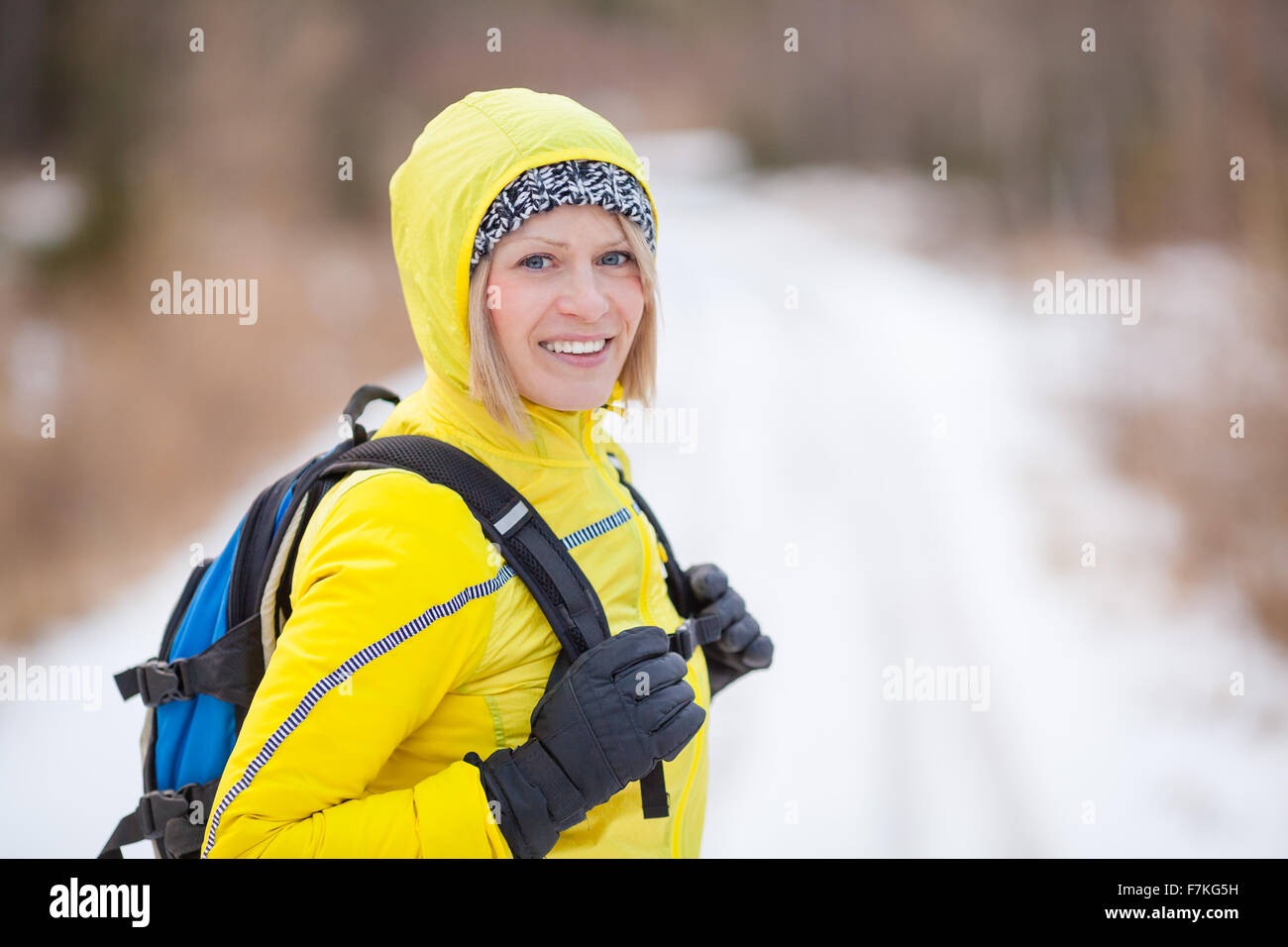 Donna passeggiate ed escursioni in bianco inverno foresta. Ricreazione e uno stile di vita sano all'aperto in natura. Bellezza bionda cercando. Foto Stock