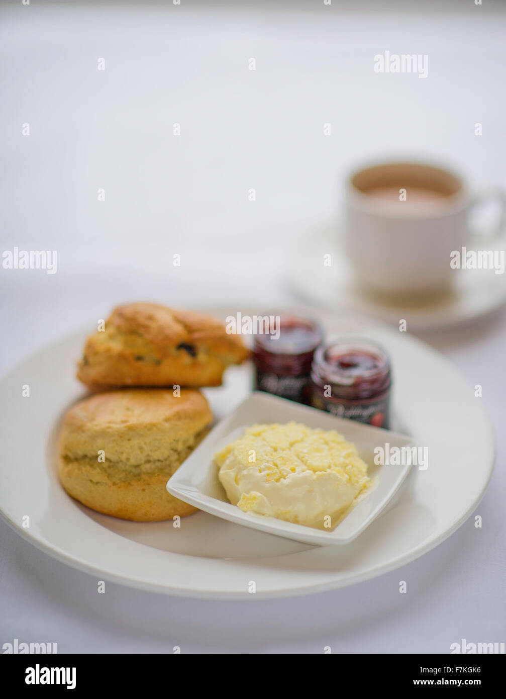 Il tè e i dolci su una piastra Foto Stock