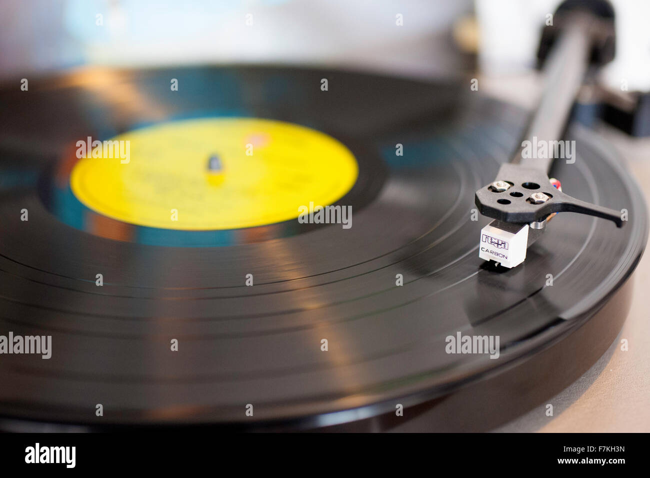Un vinile giocando su una piattaforma girevole Foto Stock