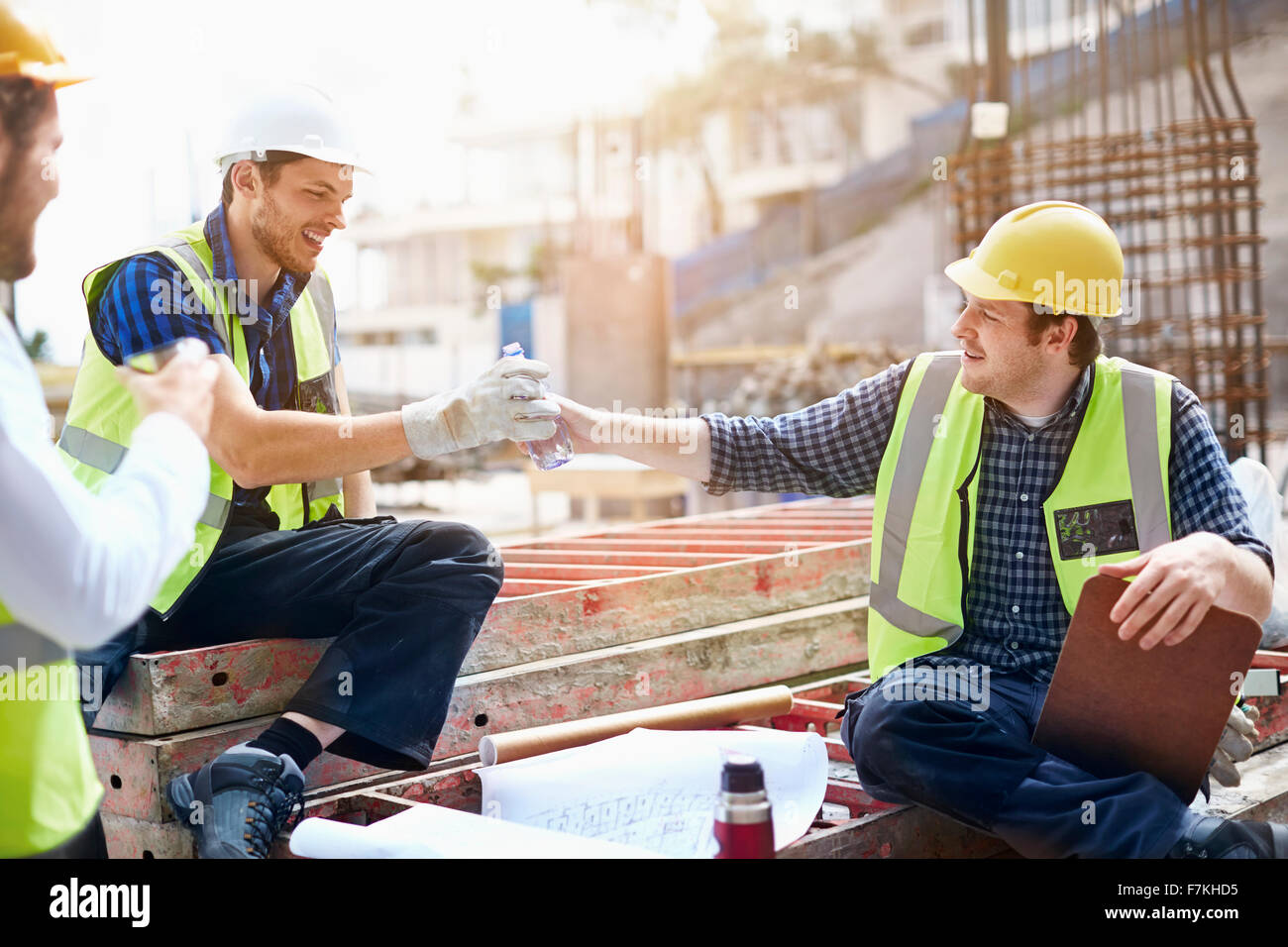 Lavoratori edili e ingegnere godendo della pausa caffè al sito in costruzione Foto Stock