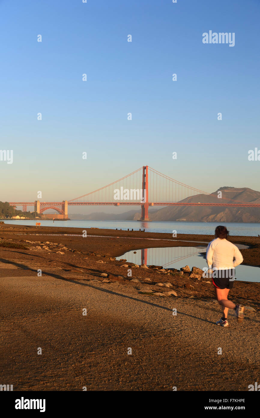 Runner maschio (su Crissy Field) e il Golden Gate Bridge di San Francisco, California USA Foto Stock
