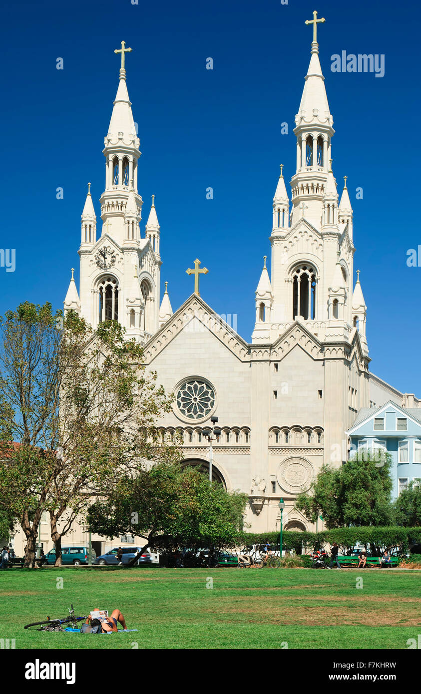 Sun bagnanti nel parco di Washington e i santi Pietro e Paolo Chiesa di San Francisco, California USA Foto Stock