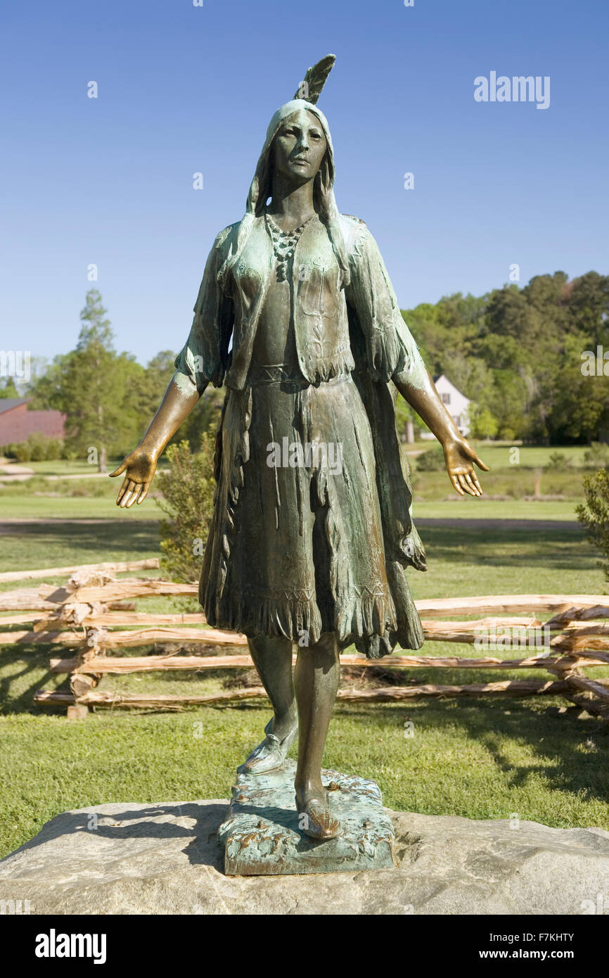 Pocahontas statua, da William Ordway Pernice, eretto nel 1922, che rappresenta Pocahontas la figlia prediletta di Powhatan, che ha governato il Powhatan Confederacy. Lei è nato circa 1595, probabilmente a Werowocomoco 16 miglia da Jamestown e morì a Gravesend Foto Stock