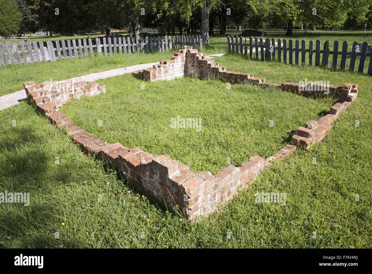 Casa precoce delle fondazioni dal nuovo sito Towne di Jamestown, Jamestown Island, America's Birthplace, Virginia, costruiti dopo il 1620, la prima strada principale d'America. Foto realizzata il quattrocentesimo anniversario di Jamestown, il primo stabile insediamento inglese. Foto Stock