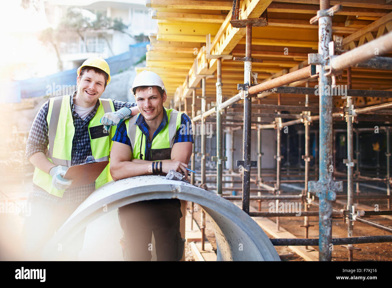 Ritratto di ingegneri fiducioso con appunti nel sito in costruzione Foto Stock