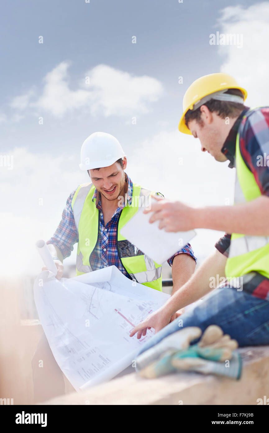 Lavoratore edile e ingegnere discutendo blueprints Foto Stock