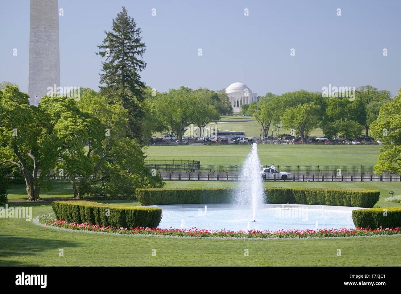 Fontana di acqua sul prato Sud della Casa Bianca con il Jefferson Memorial e Washington Memorial in background, alla Casa Bianca di Washington, DC Foto Stock
