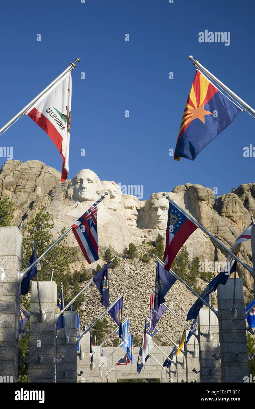 Una cinquantina di indicatori di stato di rivestimento del marciapiede alla grande terrazza con vista del monte Rushmore National Memorial, il Dakota del Sud Foto Stock