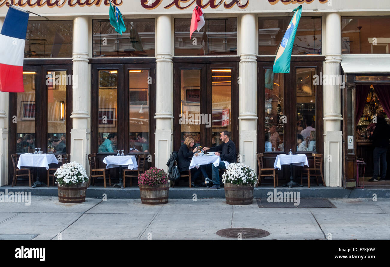 Una coppia avente un brunch al fresco in una fredda giornata presso il Café Félix in Soho a New York City Foto Stock