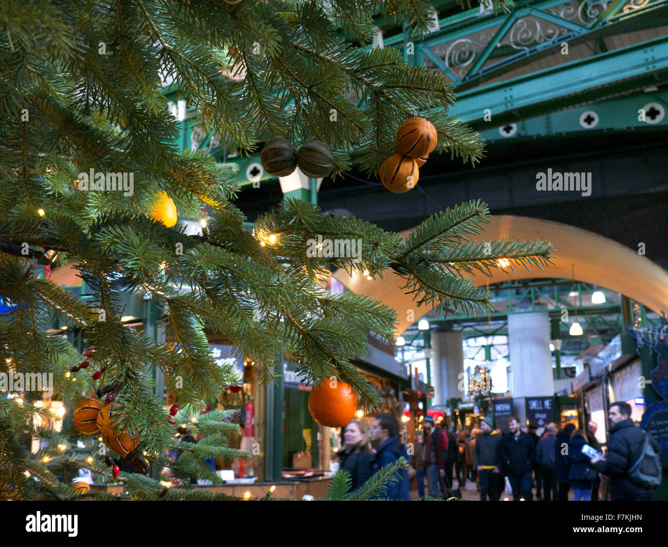 Albero di Natale Borough bancarelle del mercato osservata attraverso albero di Natale e le luci Southwark Londra Foto Stock