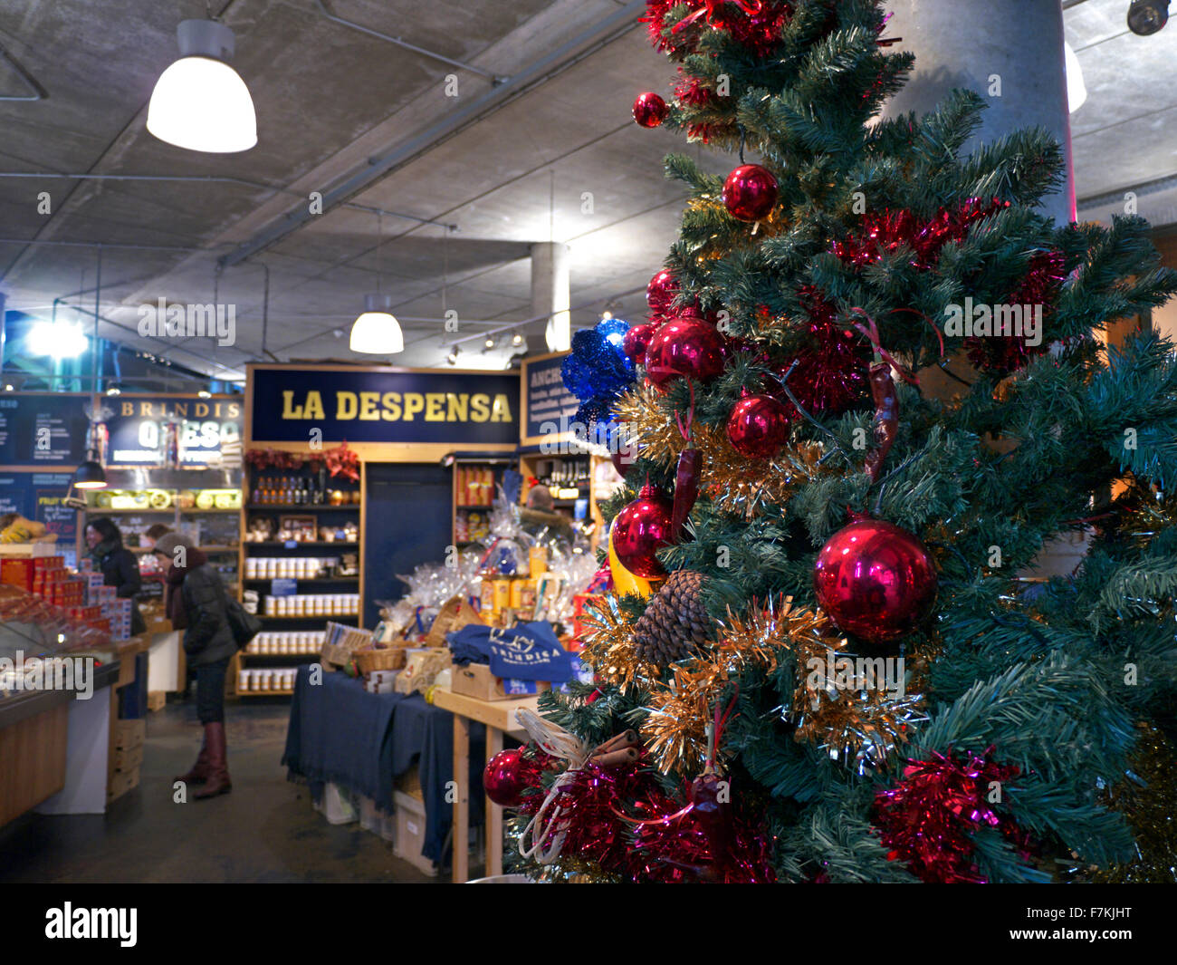 'La dispensa' Italiana negozio delicatessen store al Mercato di Borough con decorazioni di Natale London REGNO UNITO Foto Stock