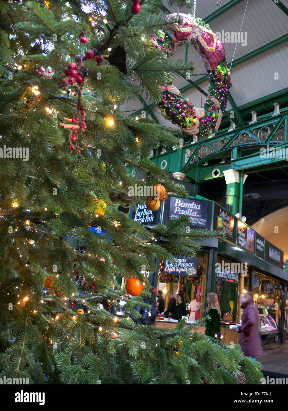 Borough Market bancarelle visualizzati tramite albero di Natale e le luci Southwark Londra Foto Stock