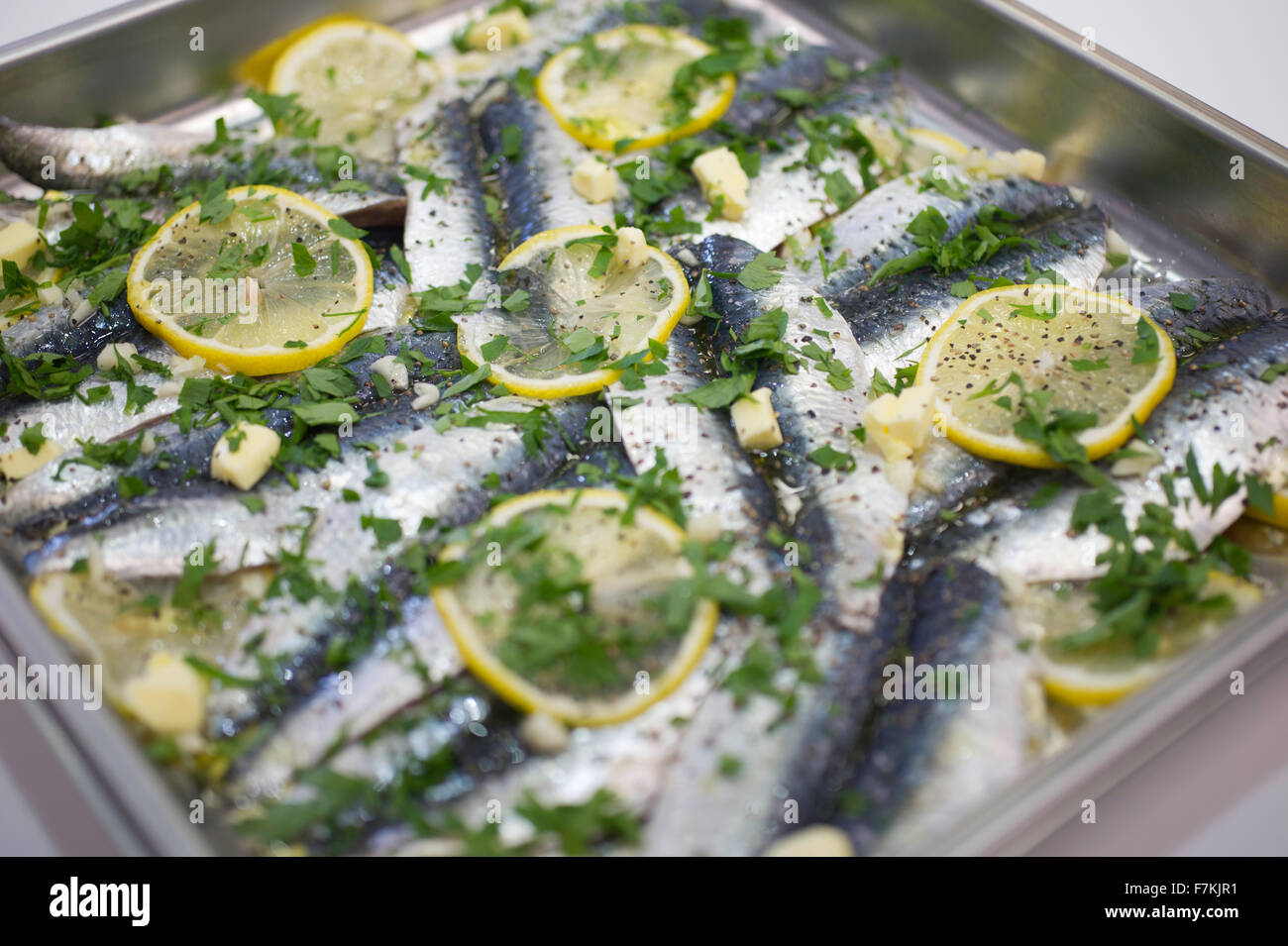 In filetti sgombro al limone su un vassoio Foto Stock